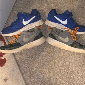 2 pair of size 10 Nike toddler tennis shoes